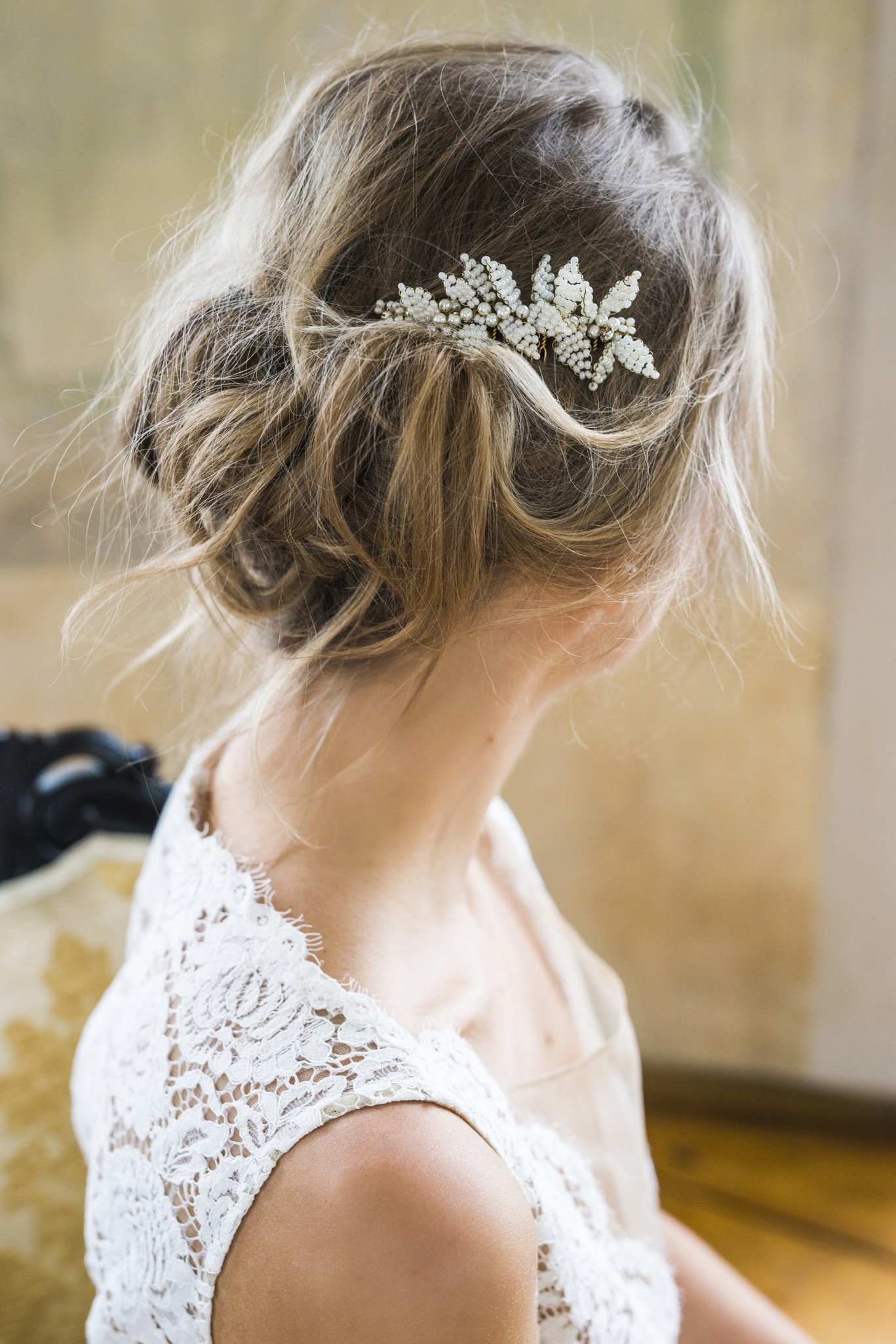LUCILLE | Elegant pearly bridal hair comb - By Katriin