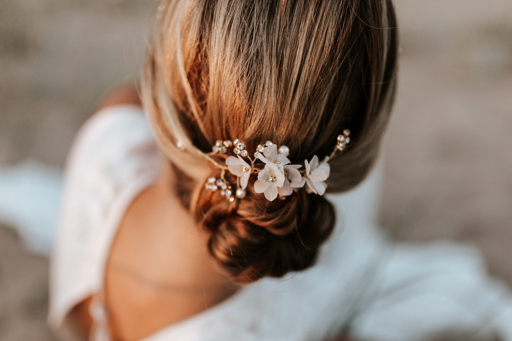 siidilillede ja kristallidega väike juuksekamm kaunistus pulmadeks pruutidele